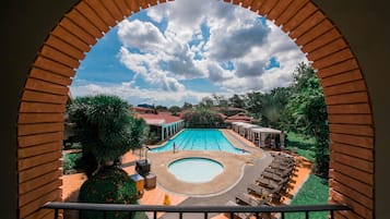 2 outdoor pools, free pool cabanas, pool loungers