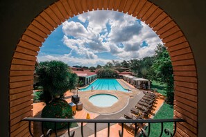 2 ulkouima-allasta, ilmaisia cabañoita, aurinkotuoleja