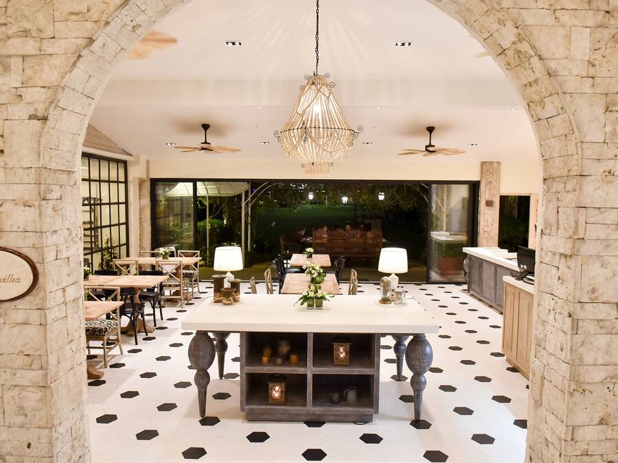 2 restaurantes; se sirven desayunos, almuerzos y cocina internacional