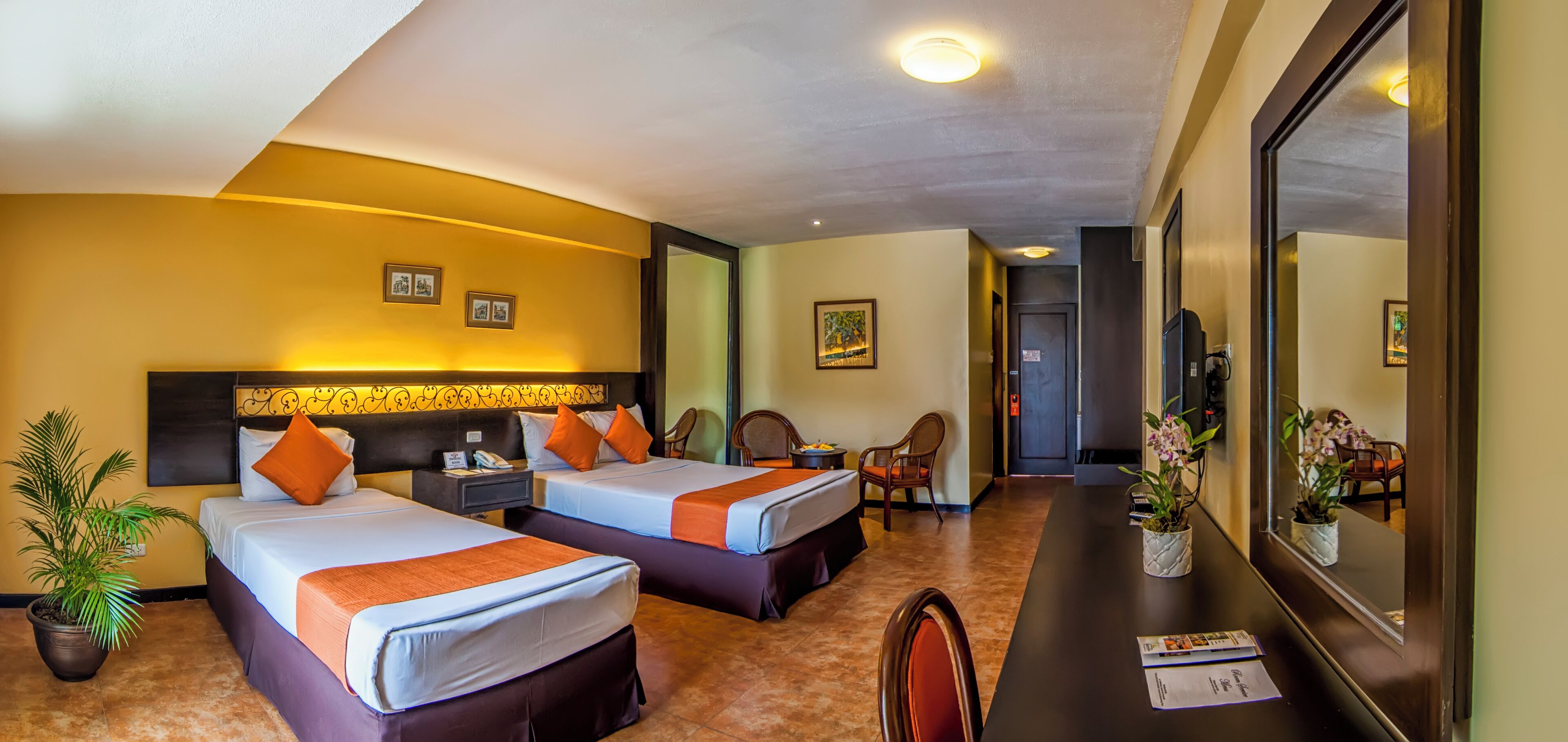 Minibar, caja de seguridad en la habitación y escritorio 