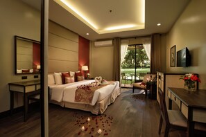 Minibaari, tallelokero huoneessa, työpöytä, silitysrauta/-lauta