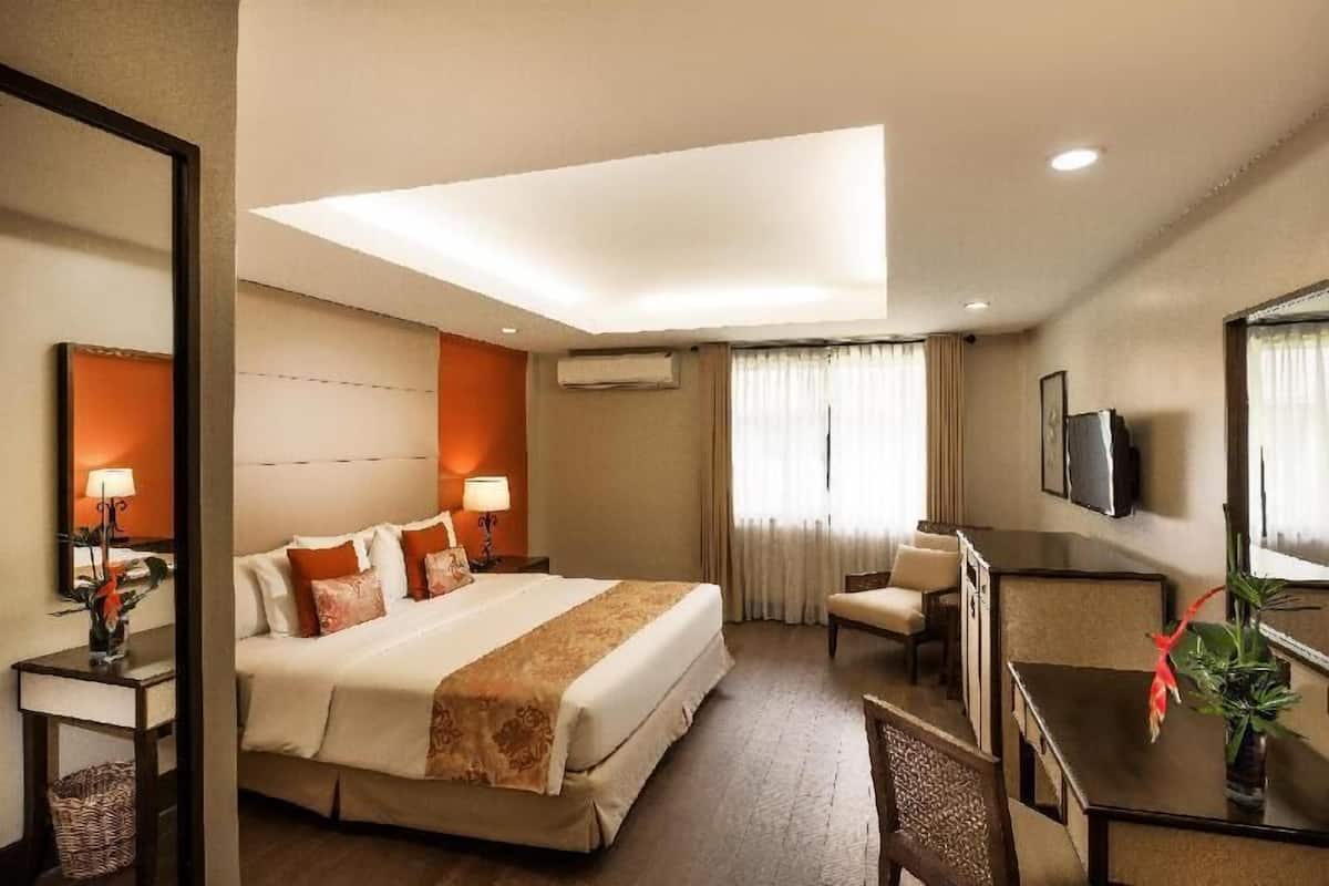 Minibar, in-room safe, desk, iron/ironing board