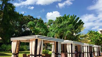 2 restaurants, breakfast, lunch, dinner served; international cuisine