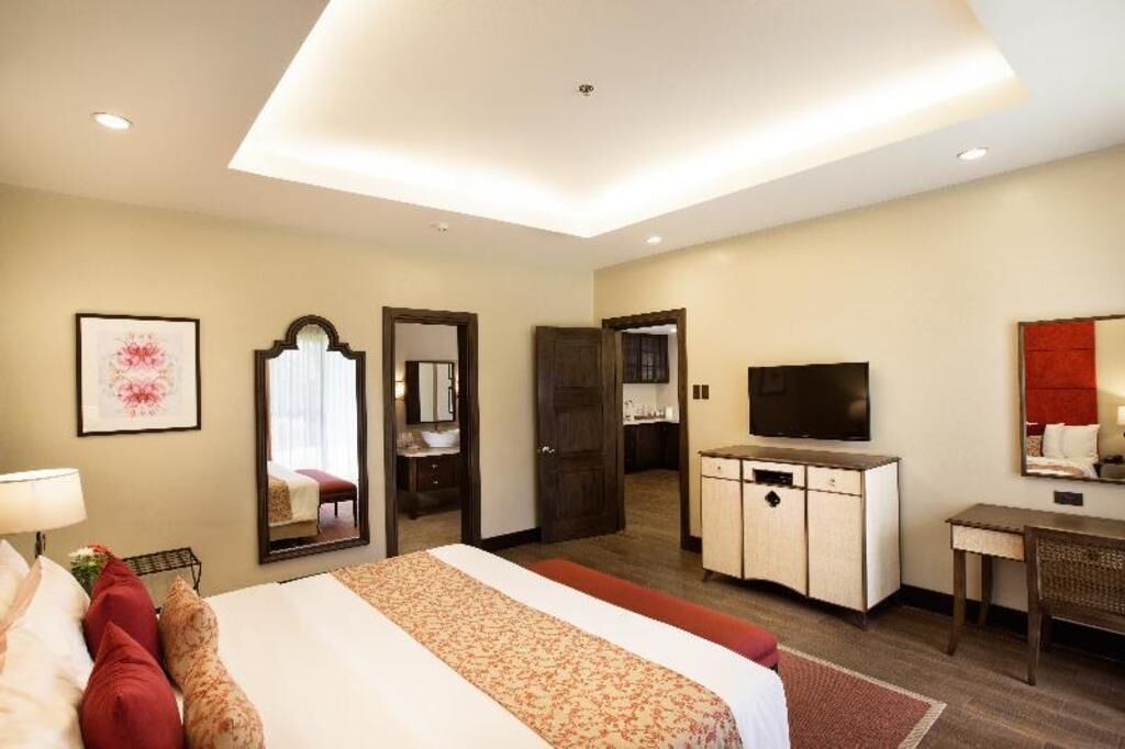 Minibar, in-room safe, desk, iron/ironing board