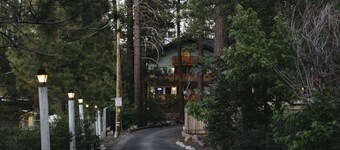Honey Bear Lodge & Cabins