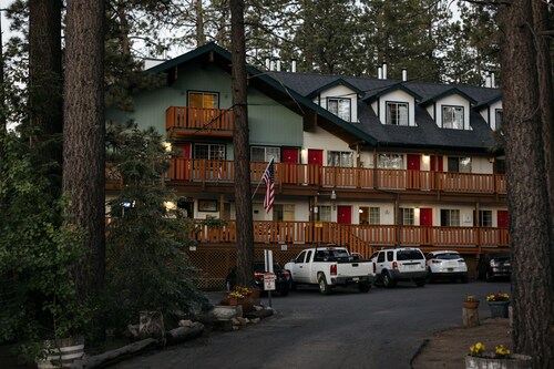 Honey Bear Lodge & Cabins