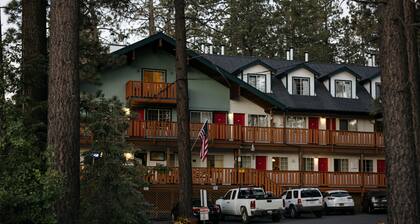 Honey Bear Lodge & Cabins