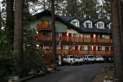 Honey Bear Lodge & Cabins