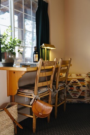 Premium bedding, pillowtop beds, individually decorated - Honey Bear Lodge & Cabins (Big Bear Lake)