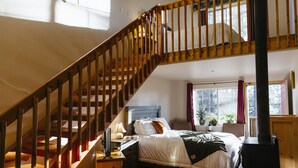 Studio Suite (Loft) | Premium bedding, pillowtop beds, desk, laptop workspace