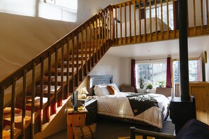 Studio Suite (Loft) | Premium bedding, pillowtop beds, individually decorated - Honey Bear Lodge & Cabins (Big Bear Lake)