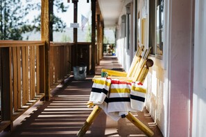 Premium Suite | Terrace/patio - Honey Bear Lodge & Cabins (Big Bear Lake)