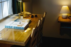 Premium bedding, pillowtop beds, individually decorated - Honey Bear Lodge & Cabins (Big Bear Lake)