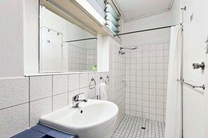 Een douche, gratis toiletartikelen, een haardroger, handdoeken