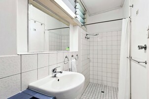 Ducha, artĂculos de tocador gratuitos, secador de pelo, toallas