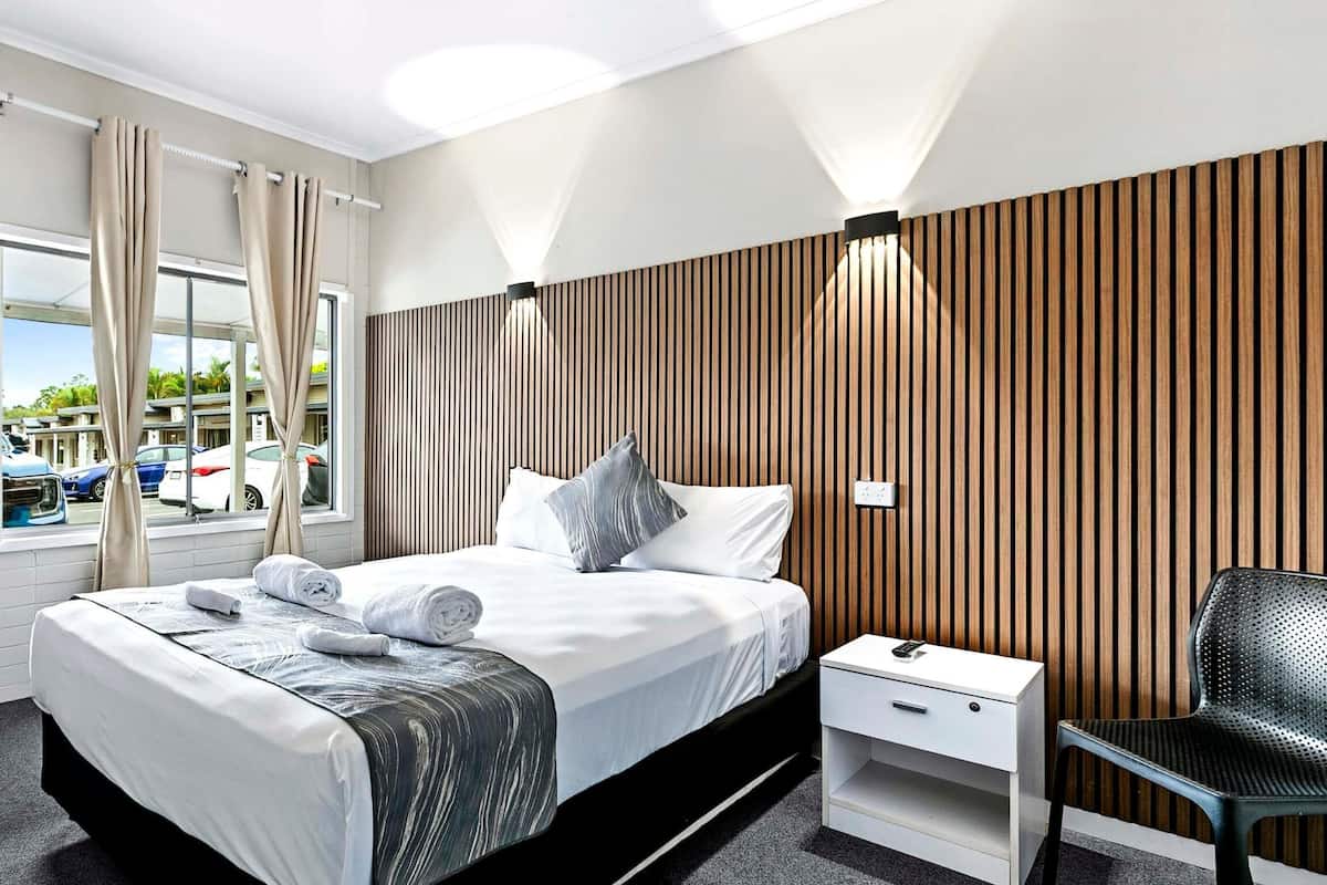 Chambre Standard, 1 grand lit, non-fumeurs, four à micro-ondes | Literie de qualité supérieure, décoration personnalisée