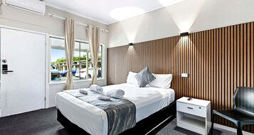Habitación estándar, 1 cama de matrimonio, no fumadores, microondas | Ropa de cama de alta calidad y decoración individual