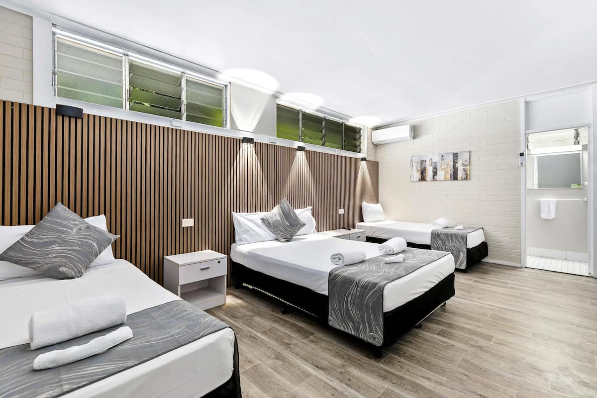 Chambre Familiale, plusieurs lits, non-fumeurs, four à micro-ondes | Literie de qualité supérieure, décoration personnalisée