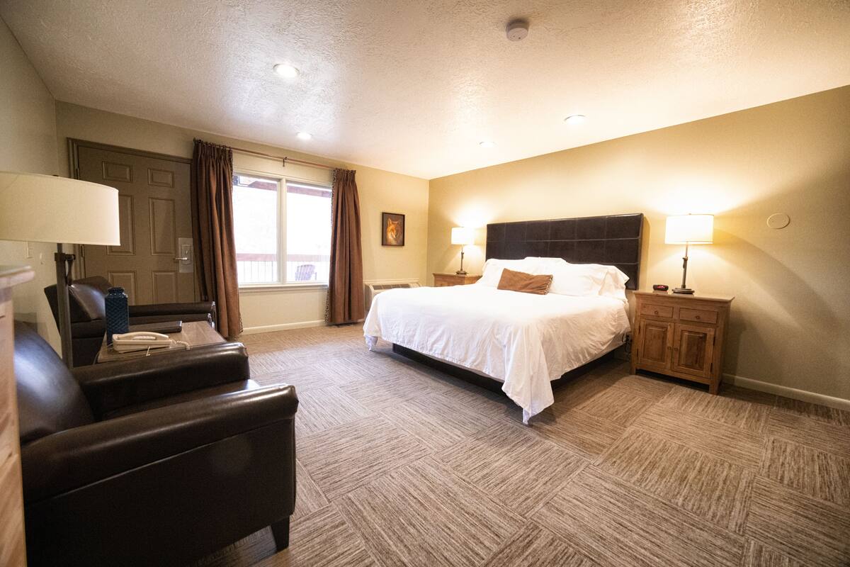 Classic King, Patio | Hypo-allergenic bedding available, WiFi (free), bed sheets