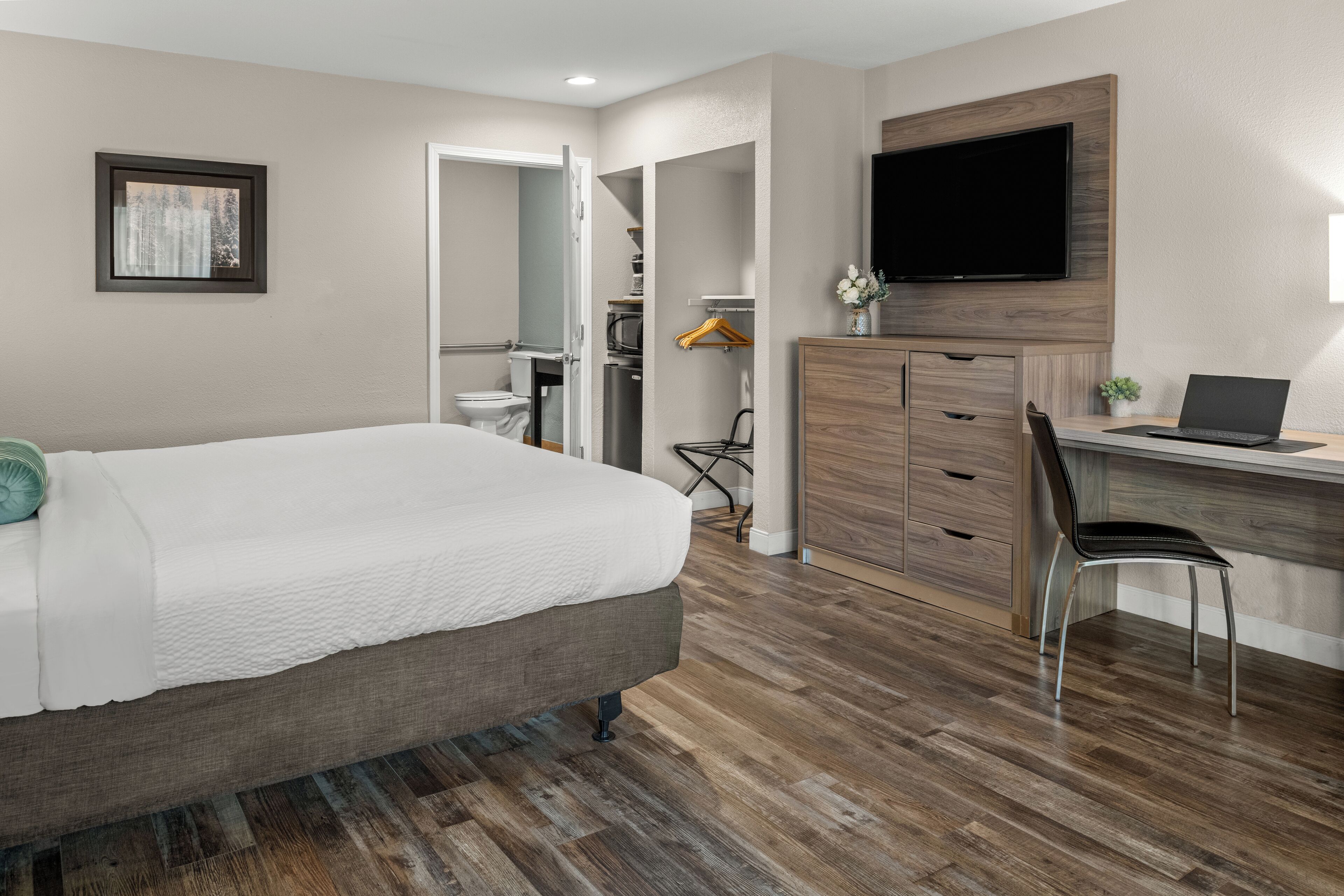 single room, 1 king bed, accessible | 1 bedroom, premium bedding, in-room safe, desk