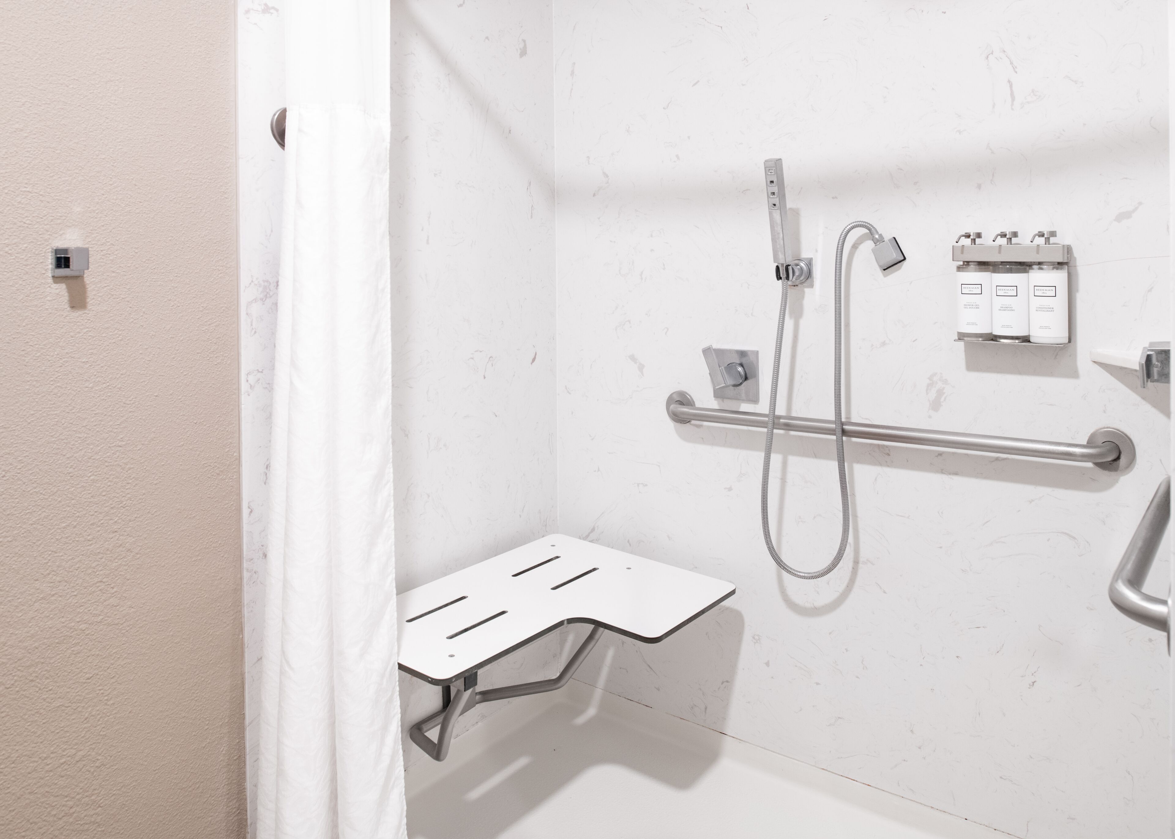 single room, 1 king bed, accessible | bathroom | combined shower/bathtub, eco-friendly toiletries, hair dryer, towels