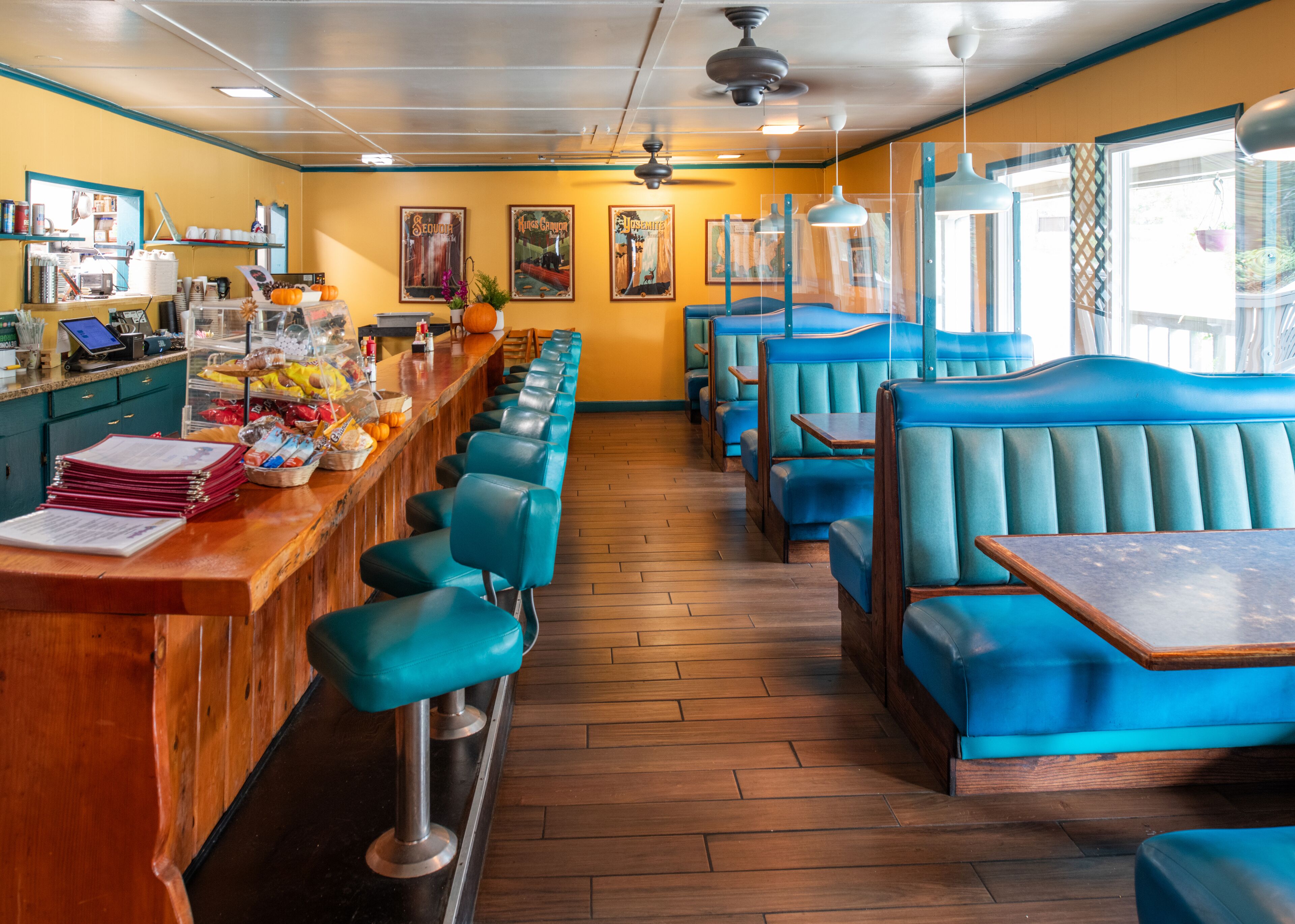 breakfast, lunch and dinner served