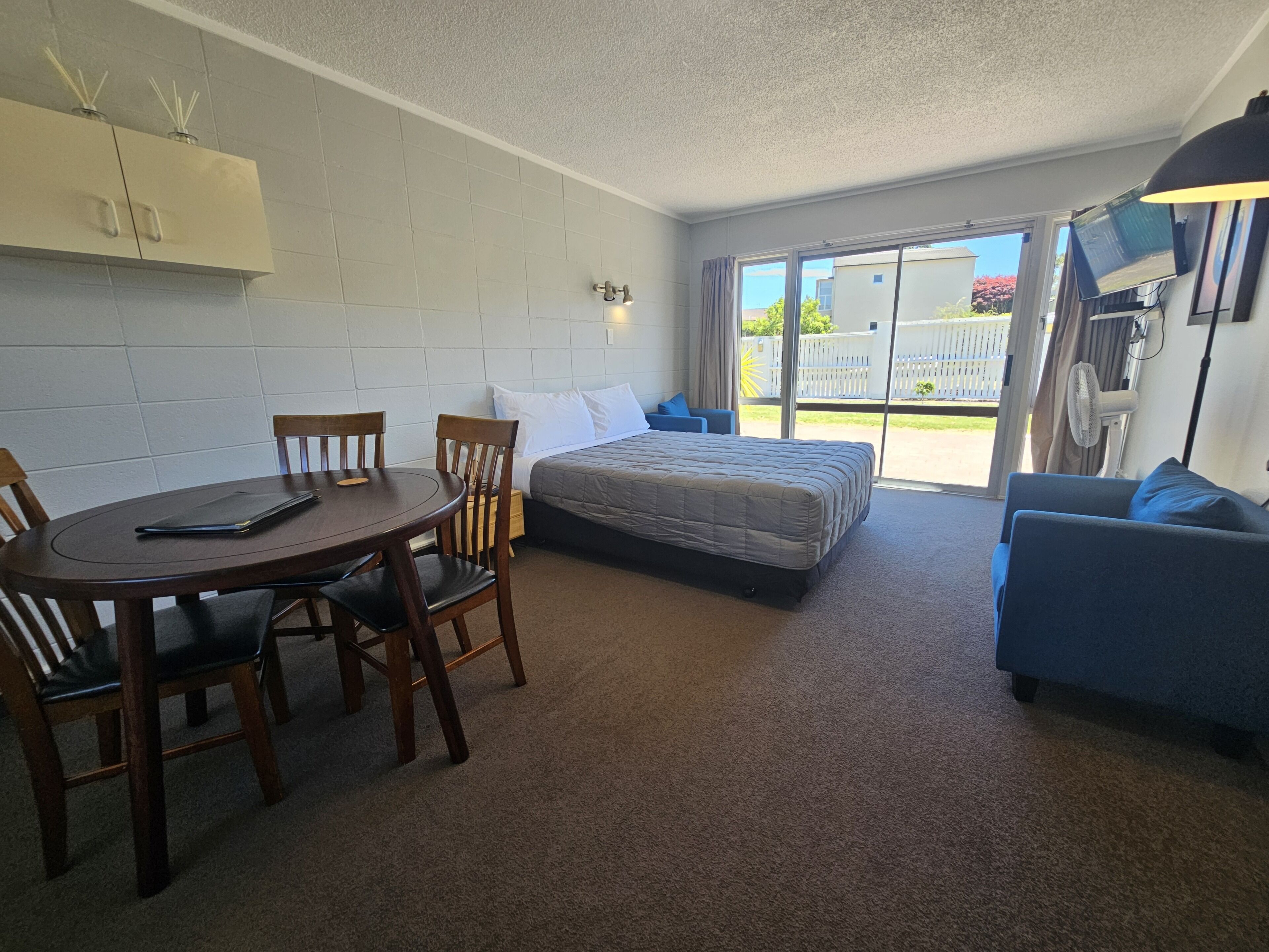 Family Suite, 1 bedroom with Tui Street view | Living area