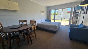 Family Suite, 1 bedroom with Tui Street view | Living area