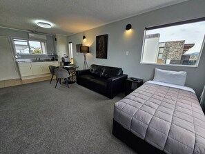 標準套房, 1 間臥室 (Lakeview Suite) | 熨斗/熨衣板、免費無線上網、床單