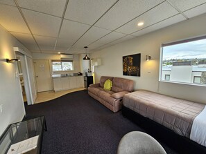 标准套房, 1 间卧室 (Lakeview Suite) | 熨斗/熨衣板、免费 WiFi、床单