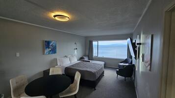 Standard Apartment, 1 Bedroom (Lakeview Family) | Living area