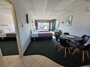 Living area - Tui Oaks Motel (Taupo)