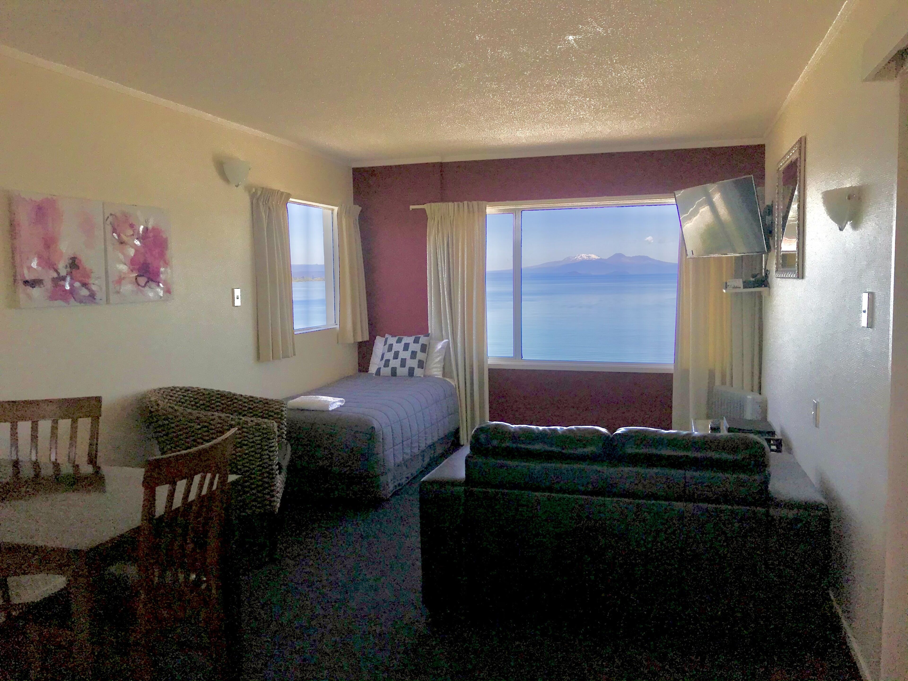 スタンダード スイート 1 ベッドルーム (Lakeview Suite) | リビング エリア | 38 インチのテレビ (ケーブル放送視聴可)