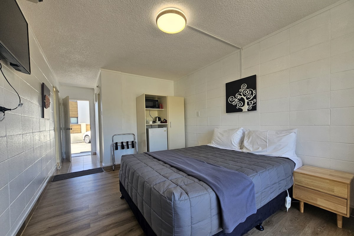 1 habitación, tabla de planchar con plancha, wifi gratis y ropa de cama