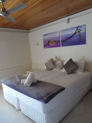 Cots/infant beds, bed sheets - Arcadia Village Motel (Arcadia)