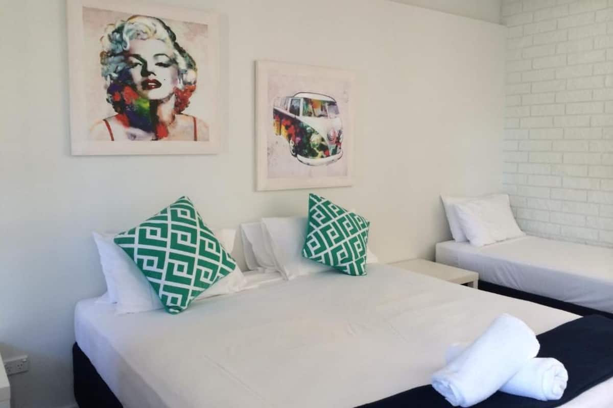 Habitación familiar (No Daily Service) | Cunas (de pago) y ropa de cama