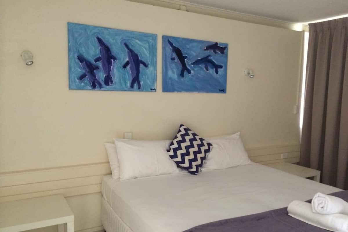 Habitación Deluxe (No Daily Service) | Cunas (de pago) y ropa de cama