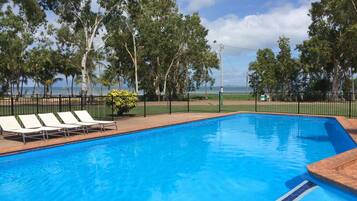 屋外プール、サンラウンジャー