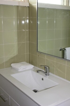 Pool View (No Daily Service) | Bathroom | Shower, hair dryer, towels - Arcadia Village Motel (Arcadia)