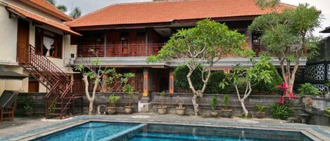 Kolam renang terbuka, kerusi lepak pantai