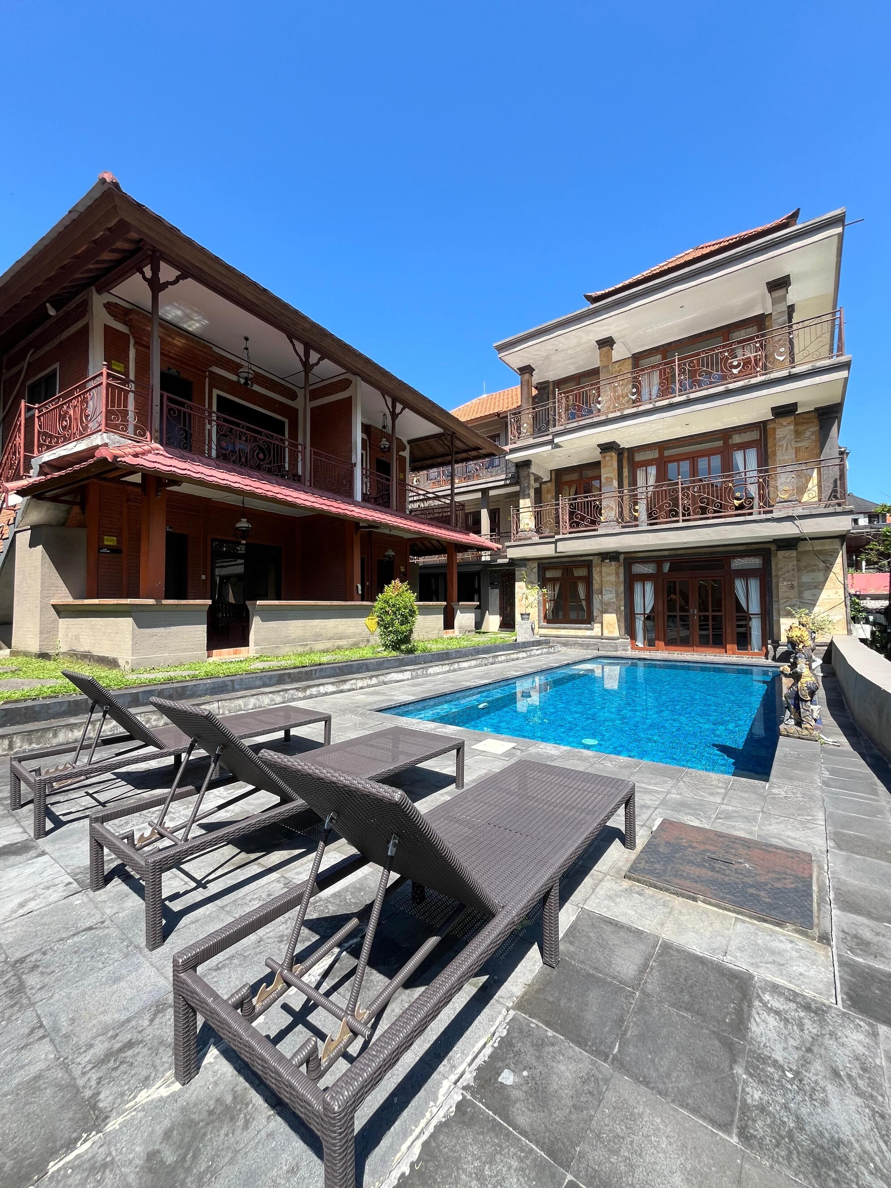 Piscina externa, espreguiçadeiras
