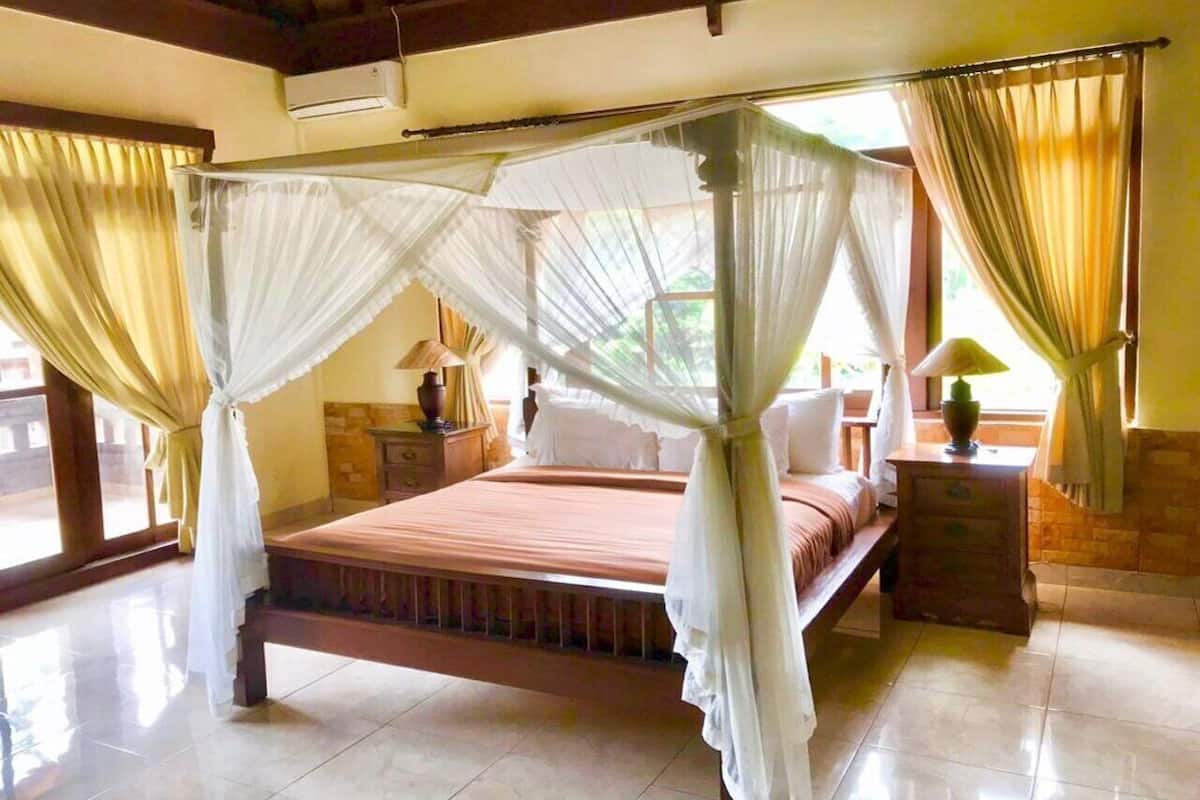 In-room safe, soundproofing, free WiFi, bed sheets