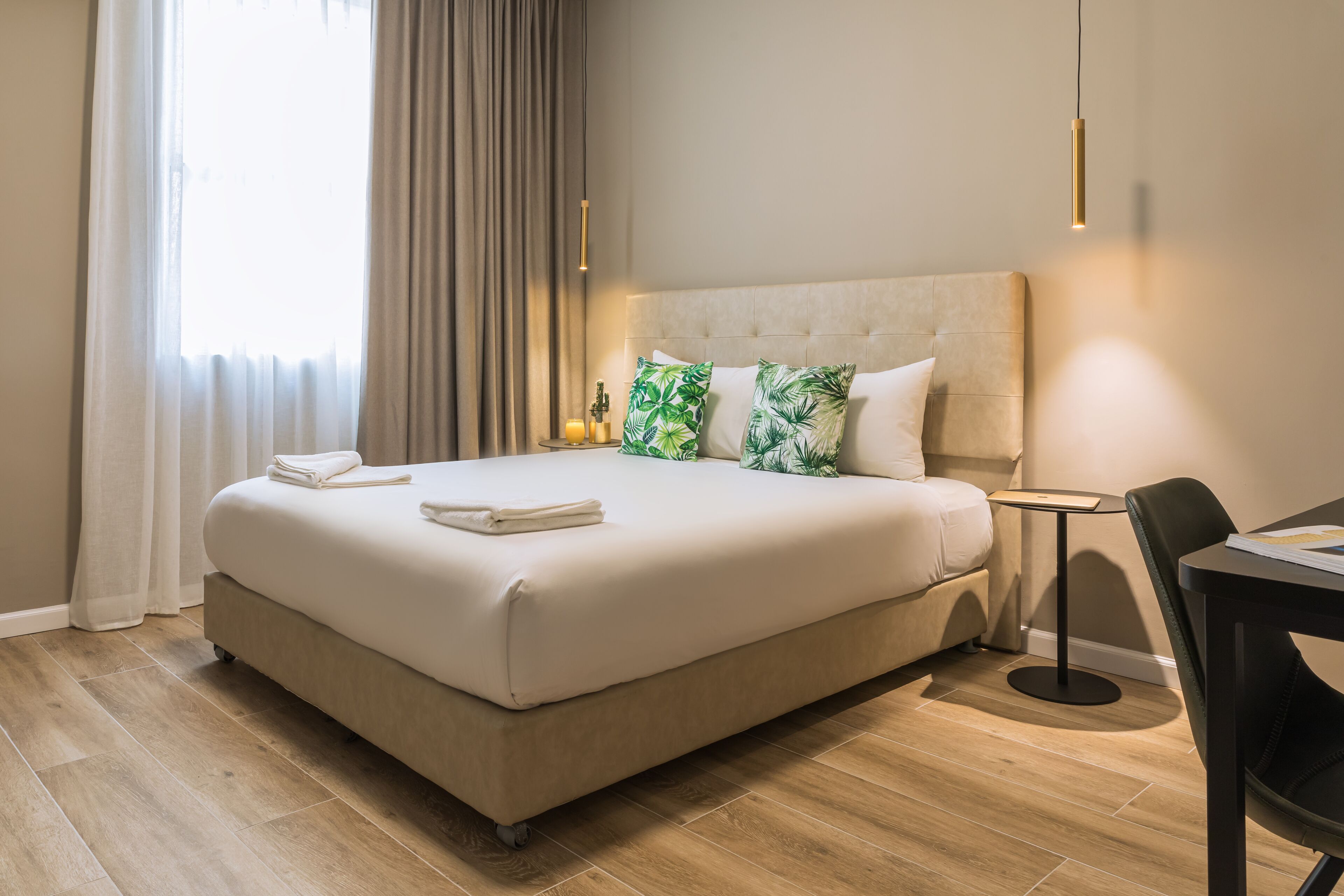 Cortinas blackout, tabla de planchar con plancha y camas extra 