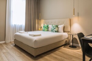 Cortinas blackout y tabla de planchar con plancha