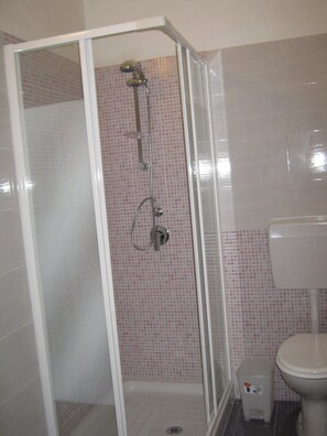 Deep soaking tub, rainfall showerhead, free toiletries, hair dryer - B&B Mare di S.Lucia (Syracuse)