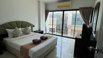 Escritorio, cortinas blackout, wifi gratis y ropa de cama