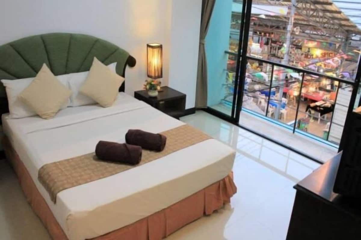 Desk, blackout curtains, free WiFi, bed sheets
