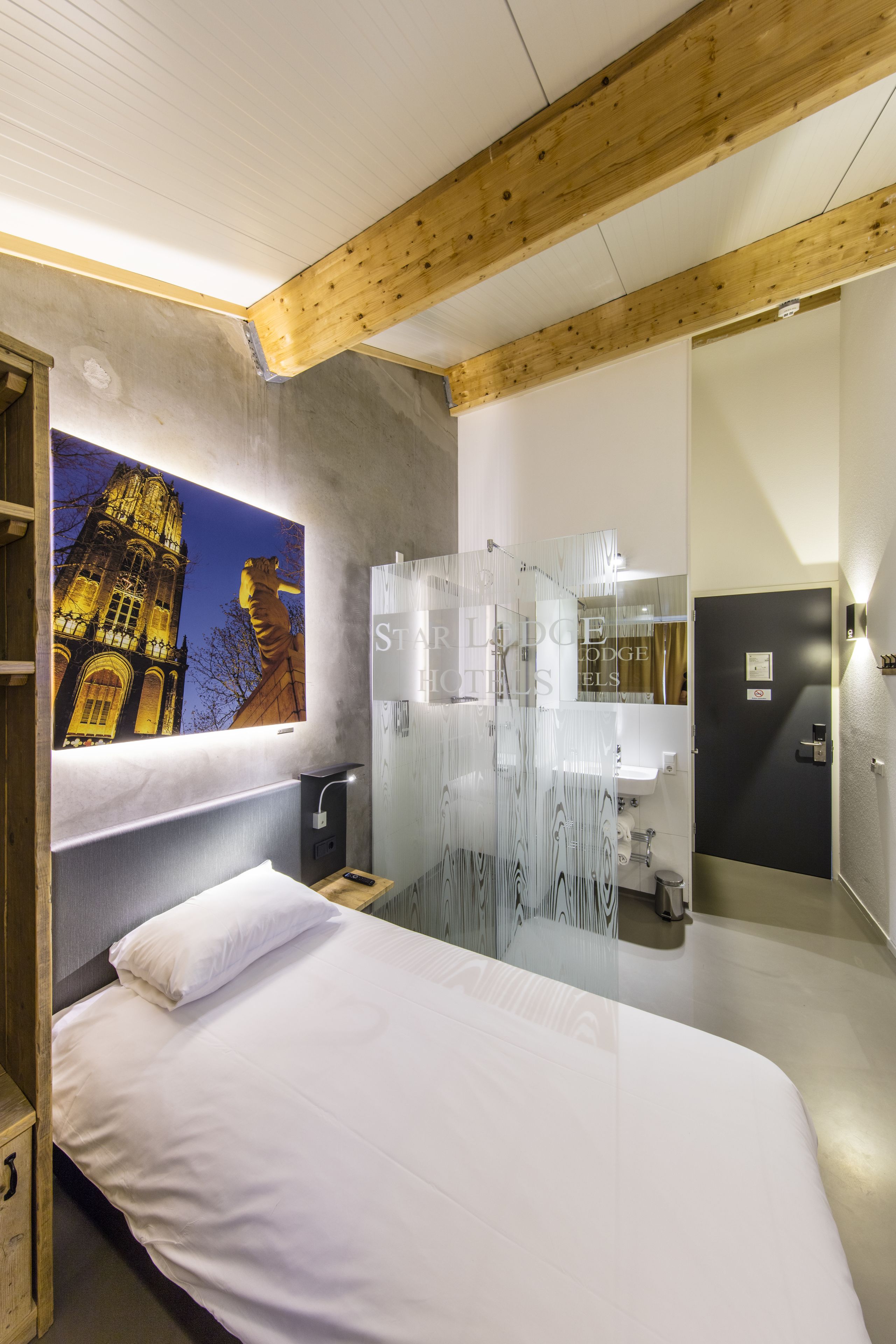 single room | hypo-allergenic bedding, in-room safe, desk, laptop workspace