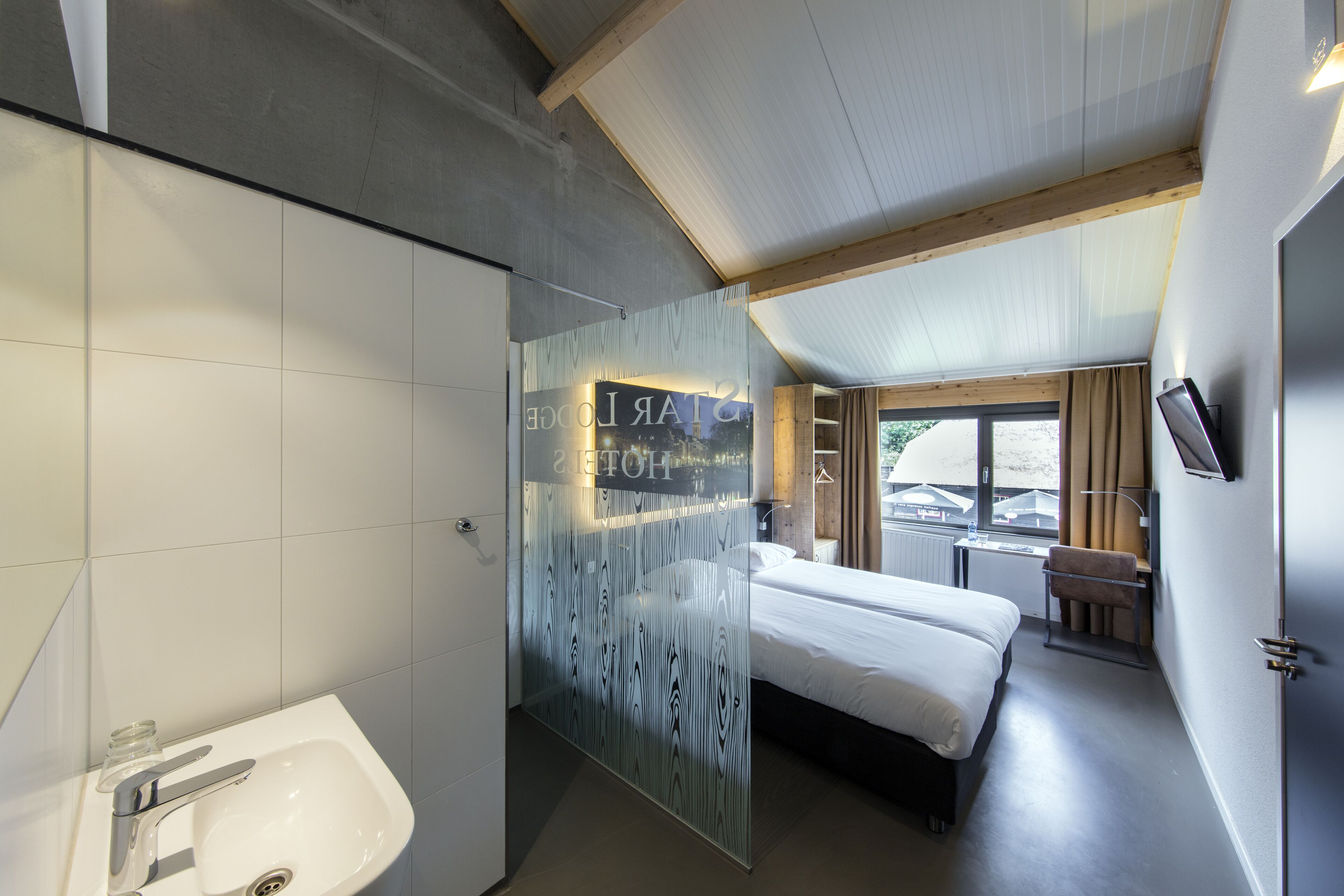 hypo-allergenic bedding, in-room safe, desk, laptop workspace