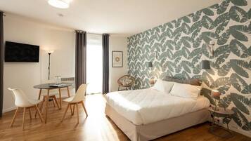 Family Double Room | Blackout curtains, iron/ironing board, cots/infant beds, free WiFi